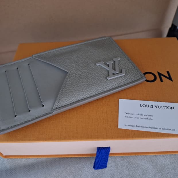 루이비통 2025ss 카우하이드 레더 지갑 판매합니다