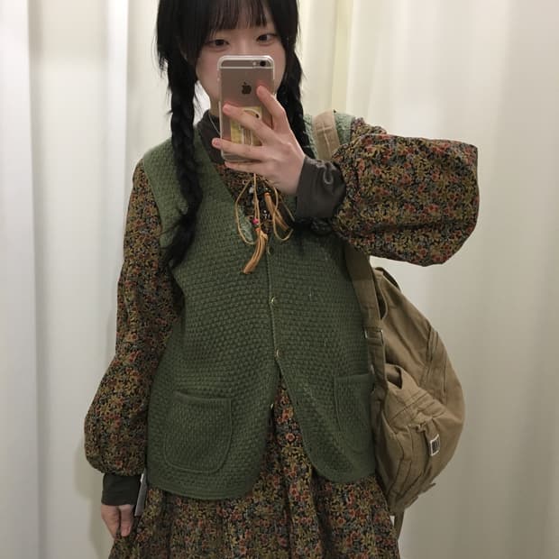 그리너리 버튼 니트 베스트