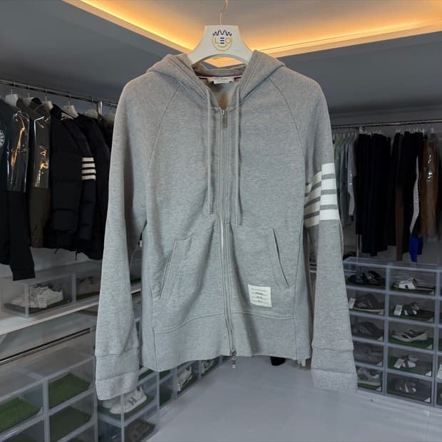 [리오브전포점] 톰브라운 사선 완장 자수 후드집업