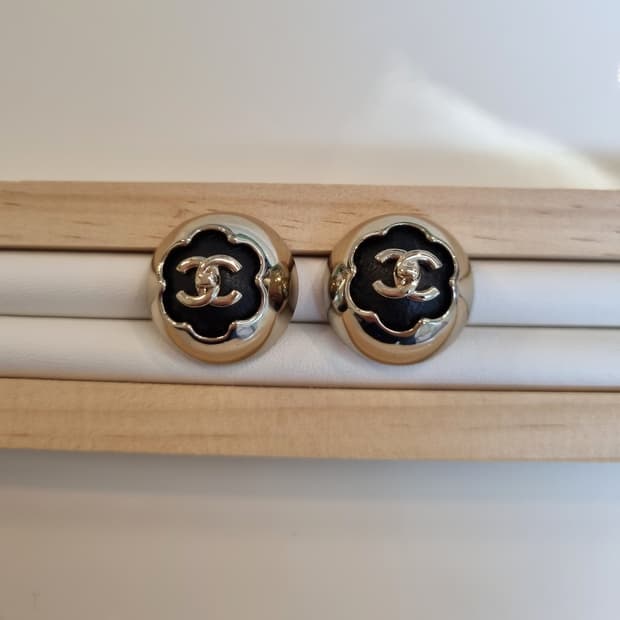 샤넬 업사이클링 까멜리아 턴락  귀걸이