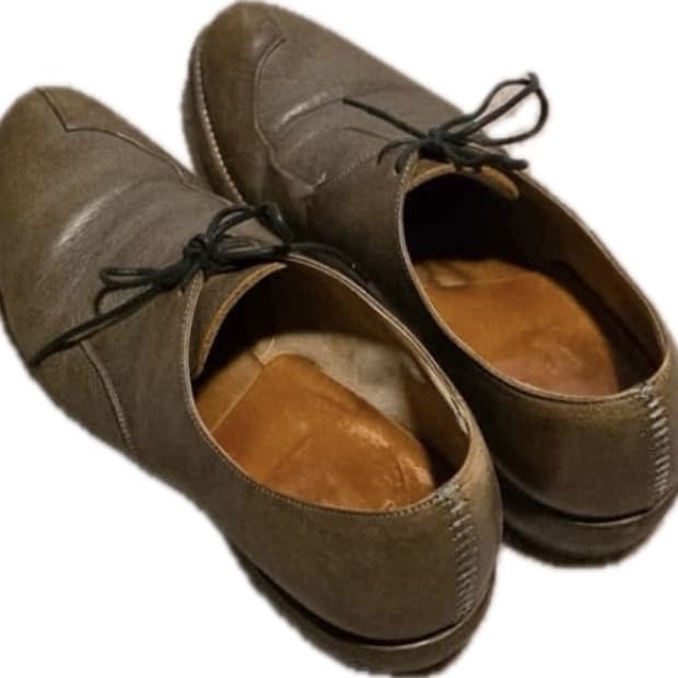 더 비리디 안느 비대칭 스티치 로퍼