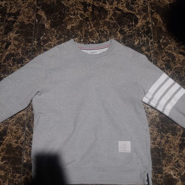 톰브라운 사선 완장 맨투맨 팝니다