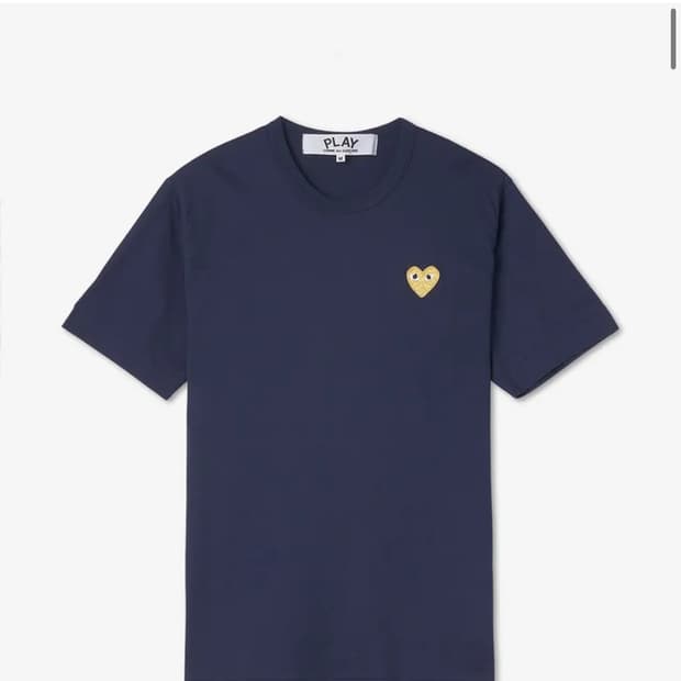 꼼데가르송 골드 하트 와펜 반소매 티셔츠 - 네이비 / P1T2162