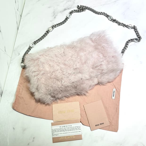 [A+ 정품] 미우미우 양털 퍼 크리스탈 체인 크로스백