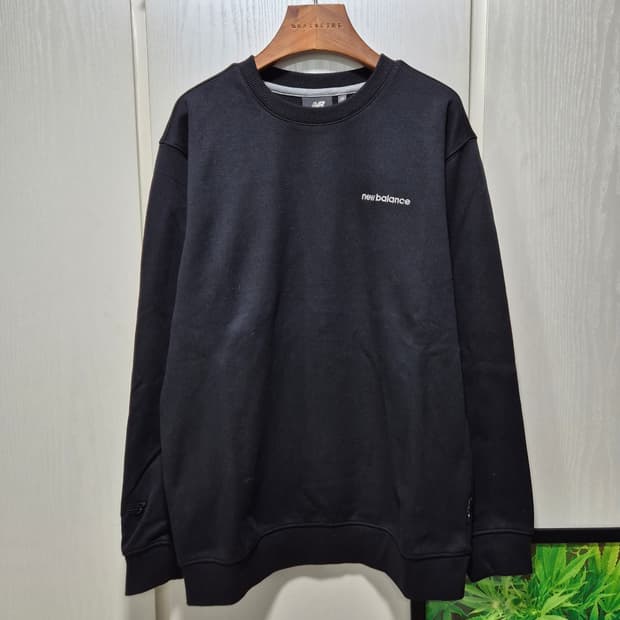 뉴발란스 블랙 맨투맨. 새상품