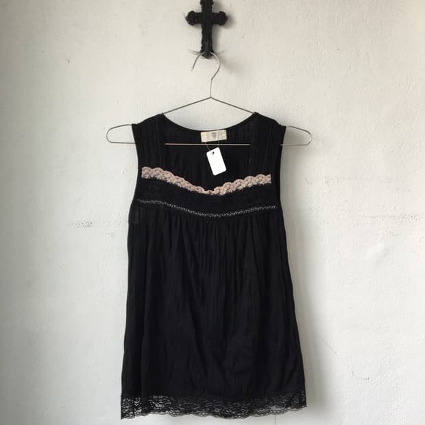 Lace trimming sleeveless