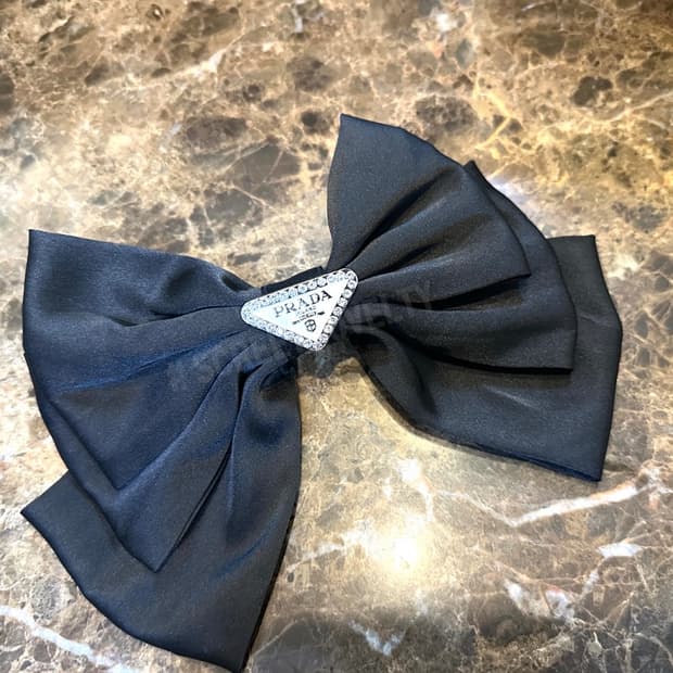 프라다 화이트로고 헤어핀 블랙