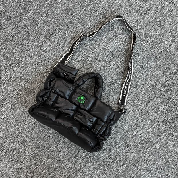 베네통 블랙 패딩 토트백