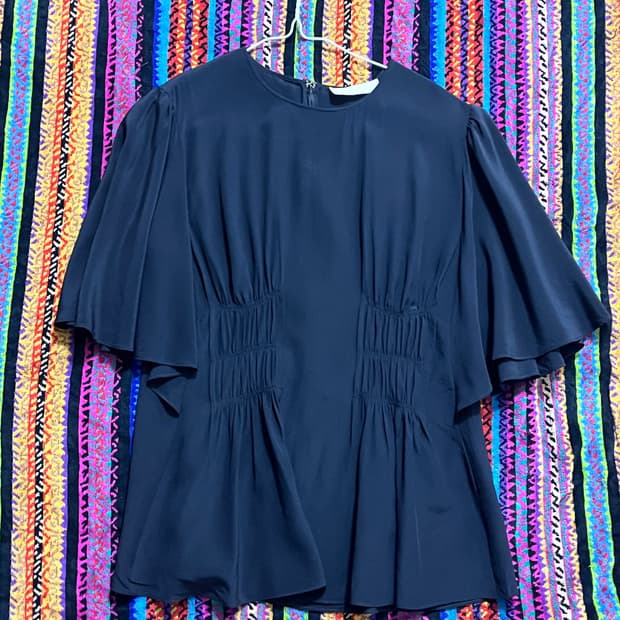 24년 시즌 끌로에 잉크 네이비 스모크 블라우스