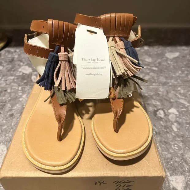 써스데이아일랜드  테슬 샌들