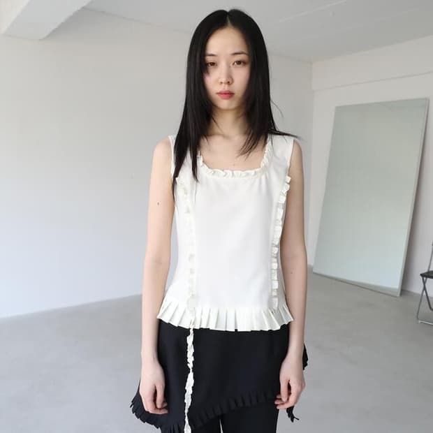 RUFFLE SLEEVELESS