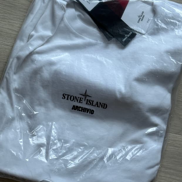 스톤아일랜드 아르키비오 Pvc 반팔 23ss XL(105-110) 국내