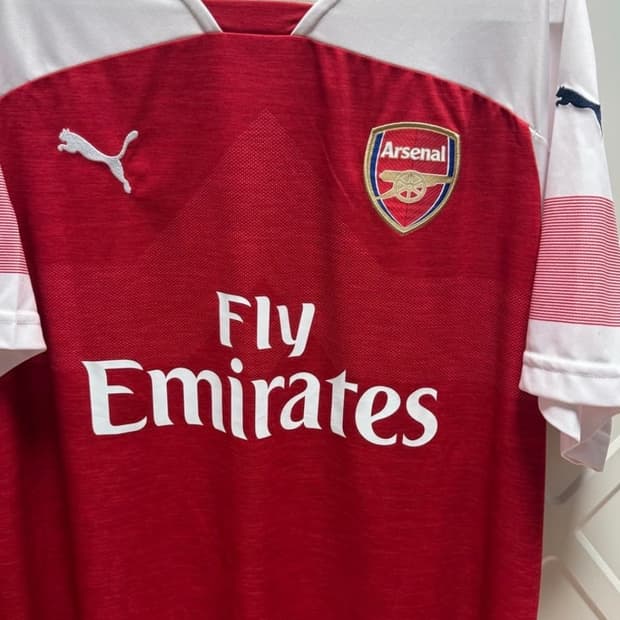 18-19 아스날 외질 유니폼