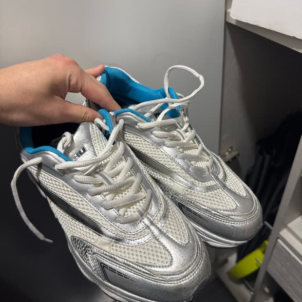 자라 루이지 콜라보 스니커즈