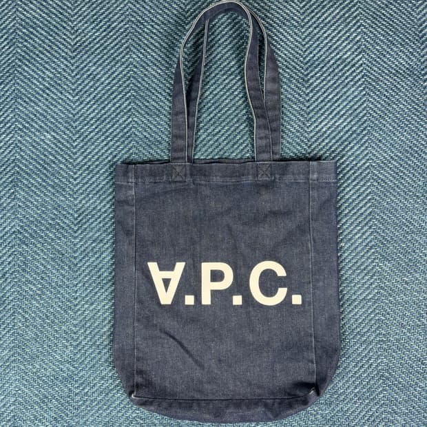 [정품] 아페쎄 A.P.C. V.P.C. 로고 인디고 데님 에코백 판매합