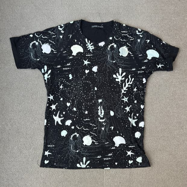 츠모리 치사토 아카이브 인어 드로잉 블랙 티셔츠