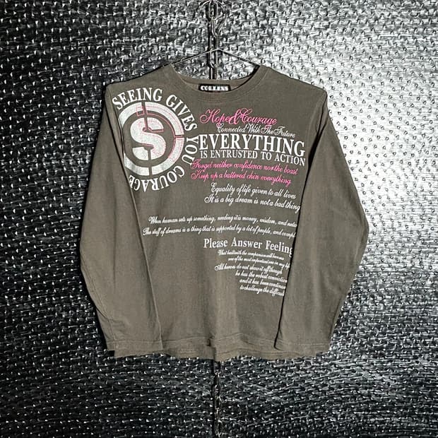 Collins 레터링 브이넥 티셔츠