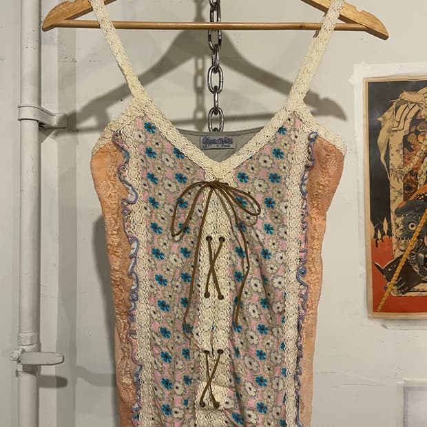 오리엔탈 핑크 플라워 패턴 아일렛 슬리브리스