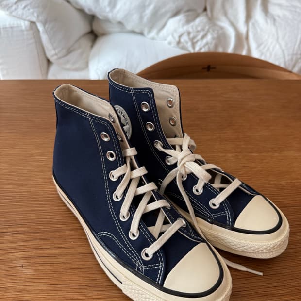 컨버스 척 테일러 새상품 240사이즈입니다.