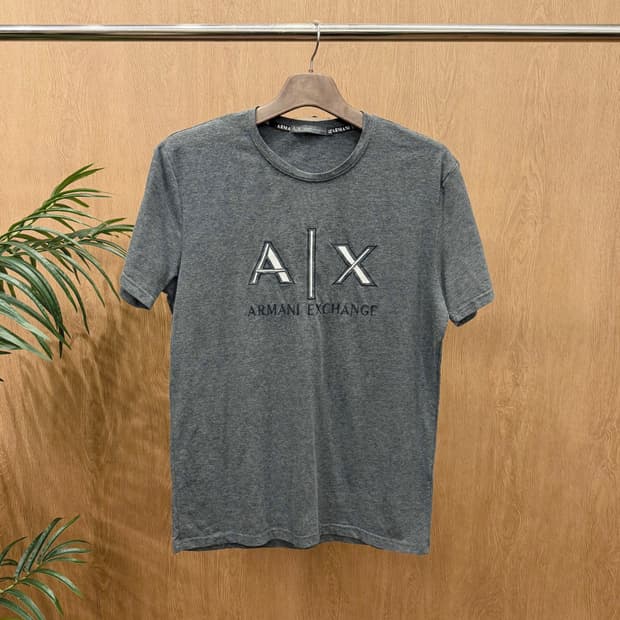 아르마니 익스체인지 라운드넥 반팔 로고 자수 디테일 레귤러핏 차콜 그레이