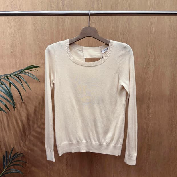 산드로 니트 탑 백 오픈 컷아웃 디테일 라운드넥 슬림핏 베이지