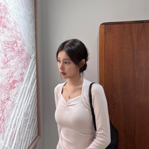 강혜원착용이바나헬싱키Armo knit blouse 아르모 니트블라우스