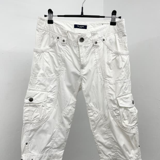 화이트 멀티포켓 카프리 팬츠