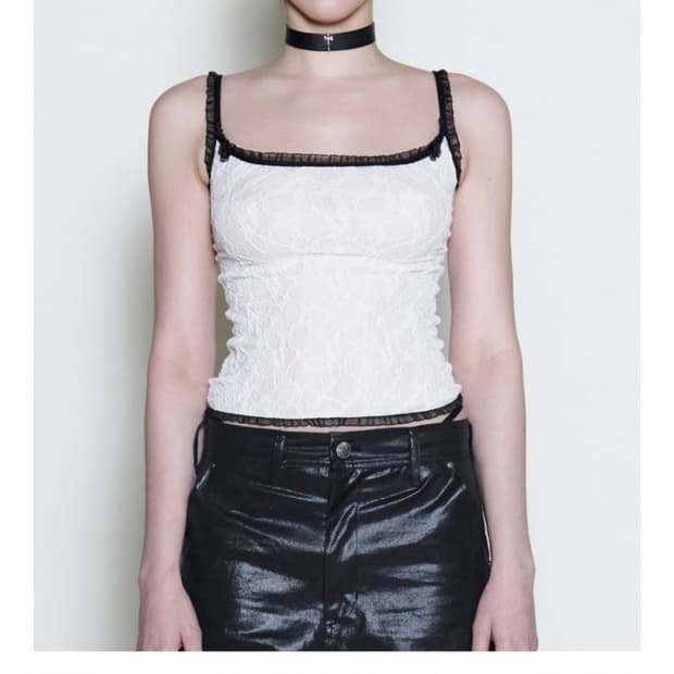 힐다 Lace Rose-decorated Sleeveless Top