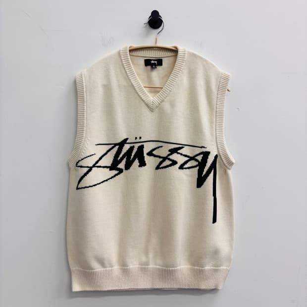 스투시(STUSSY) 빅 로고 V넥 니트 베스트 아이보리