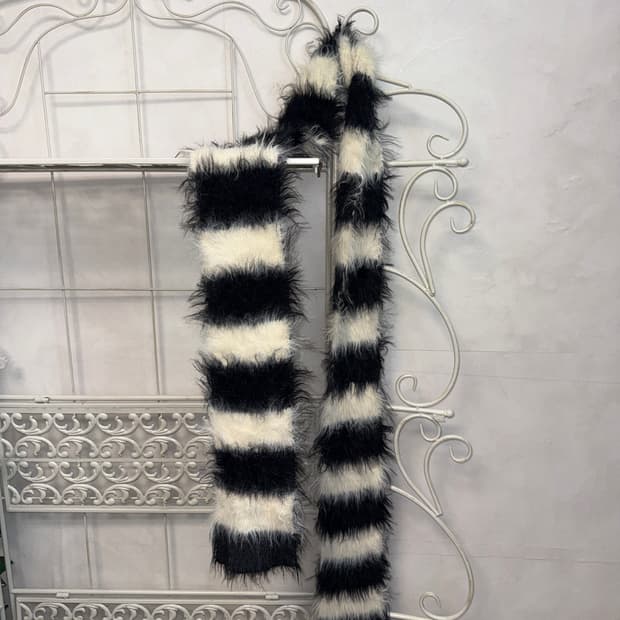 Black & white grunge stripe fur knit 머플러