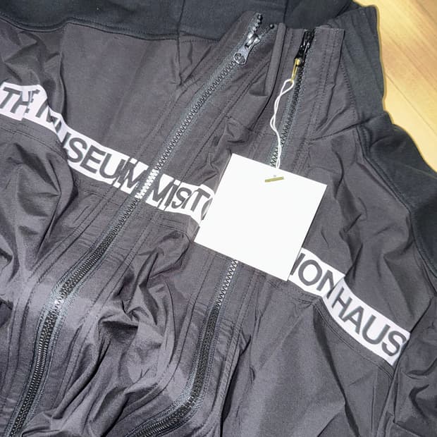 더뮤지엄비지터 FLEXIBLE JACKET (BLACK)