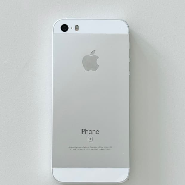 아이폰 SE 실버 128GB (해외판) 판매합니다 배티리100