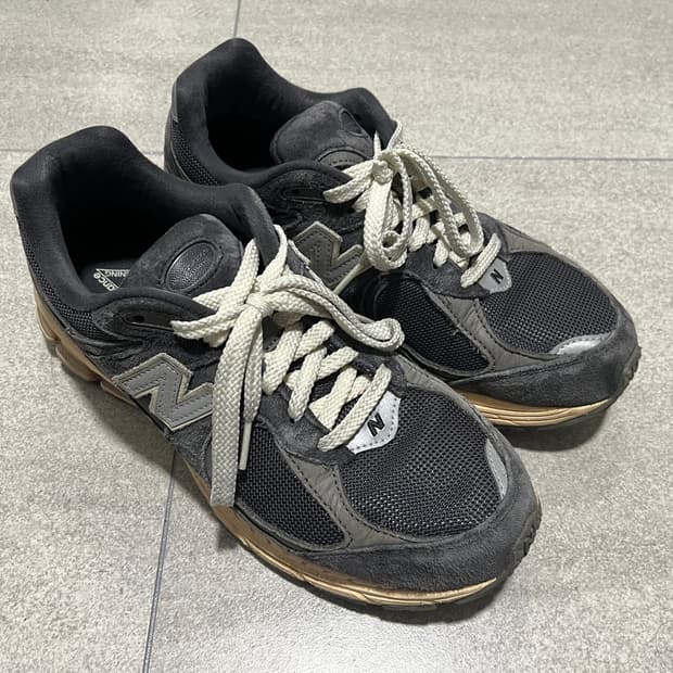 뉴발란스 2002R 스페셜 빈티지 블랙 그레이