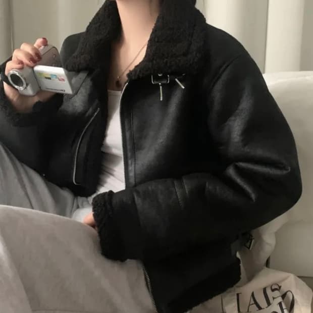 새상품 에이블리 하이넥 크롭 무스탕 숏자켓