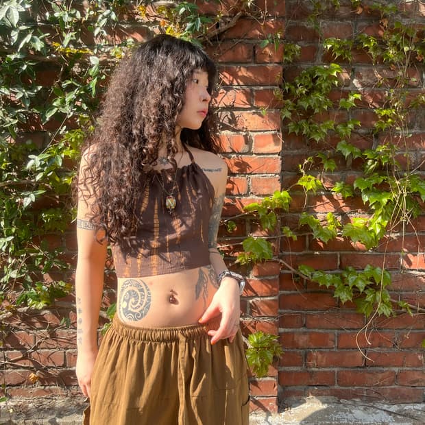 브라운 타이다이 홀터넥 탑