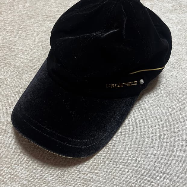 프록스페스 블랙 벨벳 캡 / 스트랩 디테일 