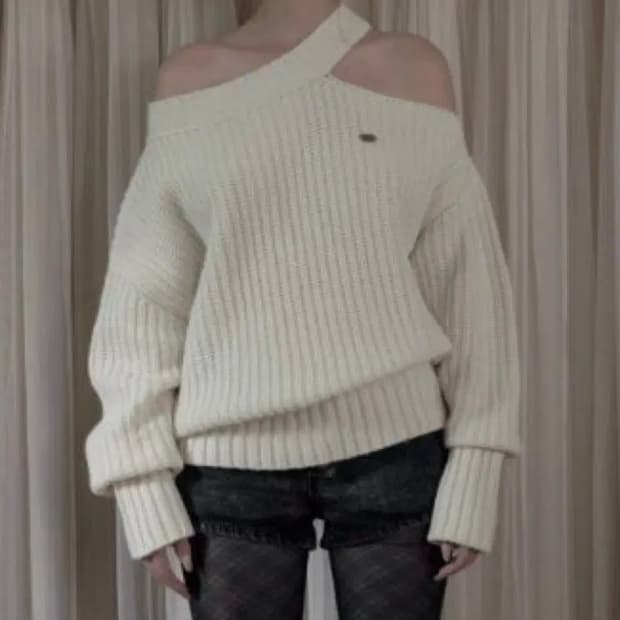 보헤미안서울 컷아웃 루즈핏 니트 크림