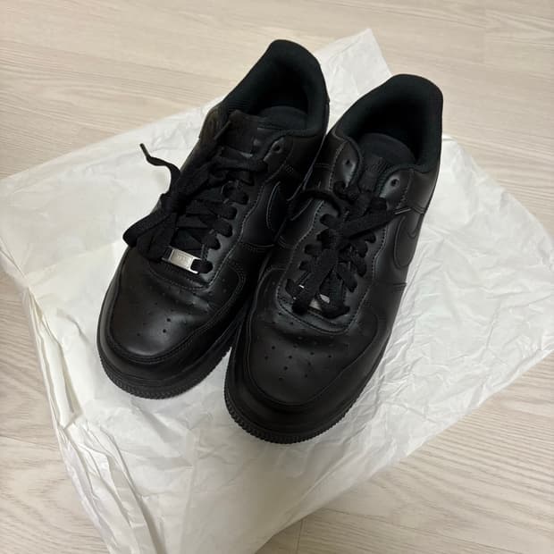 나이키 에어포스 1 07 로우 트리플 블랙 260