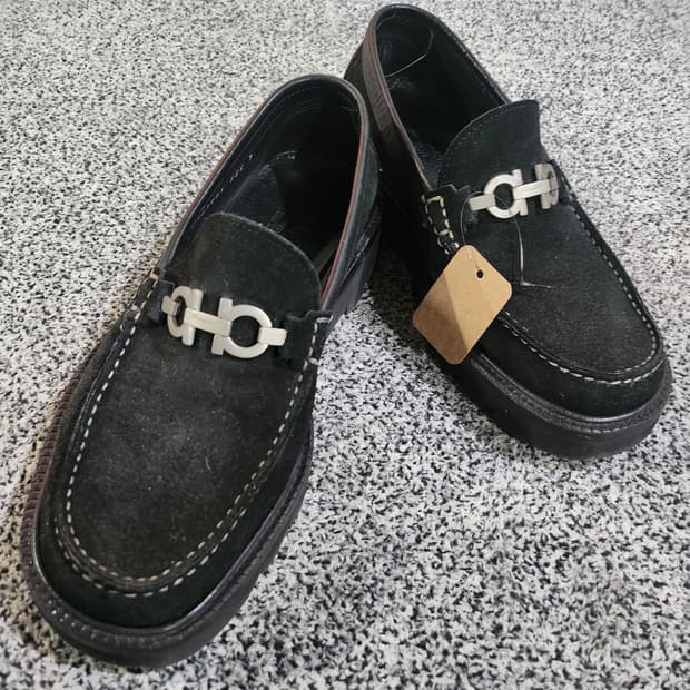 페라가모 간치니 스웨이드 로퍼