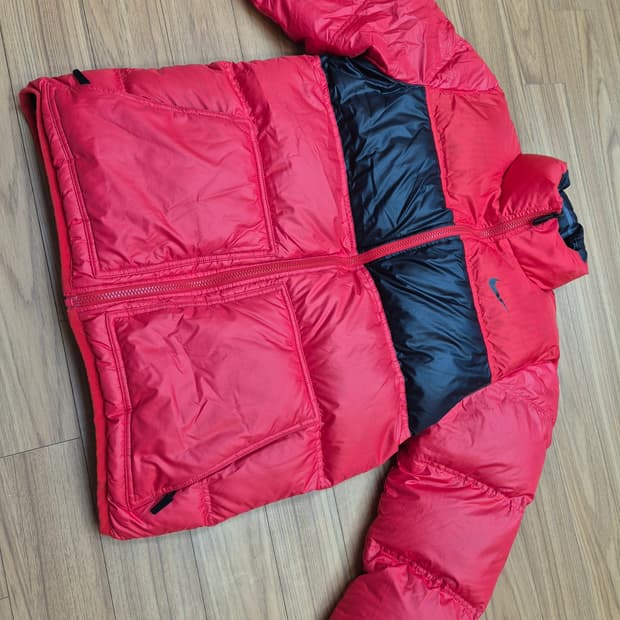 나이키 양면 패딩 M사이즈 판매합니다. 한쪽 면은 강렬한 빨간색이고 다른