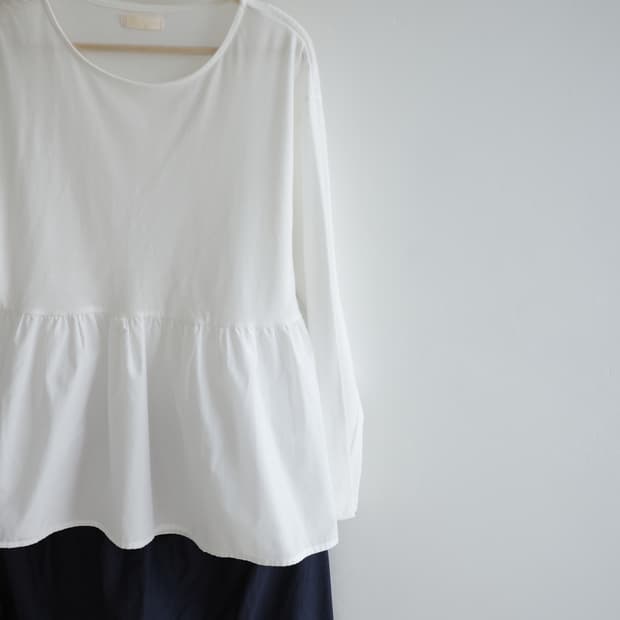 earth music  • 화이트 프릴 코튼 티셔츠
 