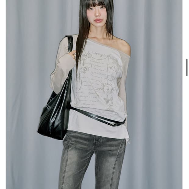 오드스튜디오 크로스 오너먼트 오프숄더 래글런 롱 슬리브 그레이베이지