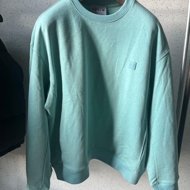 솔리드옴므 백로고 자수 맨투맨