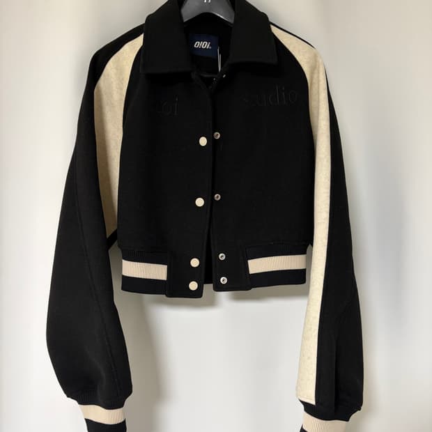 오아이오아이 레이어드 로고 크롭 바시티 자켓