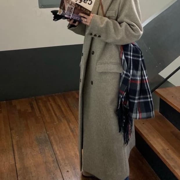 베이지 색상의 오버핏 맥시 롱코트