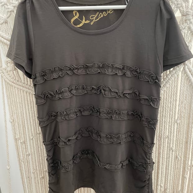 다크 그레이 프릴 반팔 티셔츠