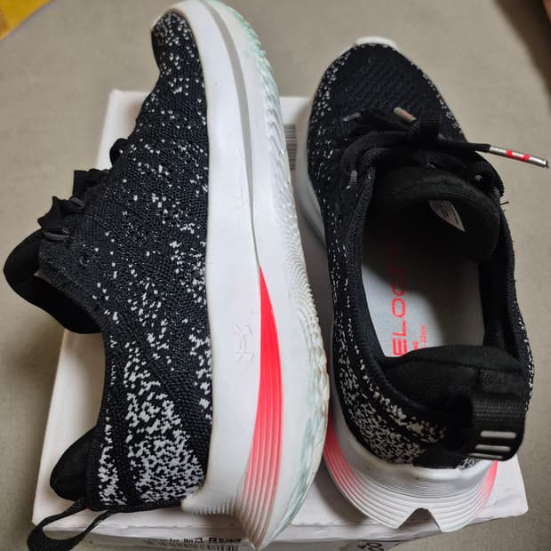 언더아머 UAW 벨로시티 3 런닝화