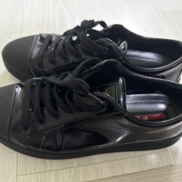 Prada(정품!)블랙 스니커즈 245사이즈 신을수 있습니다