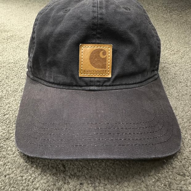 칼하트 레더 로고 볼캡 