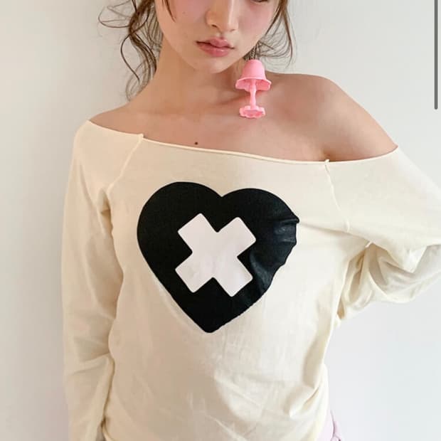 샵페어리 cross heart cut off t-shirt